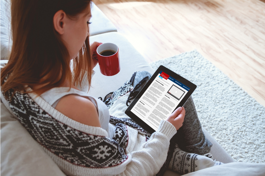 タブレットを見る女性